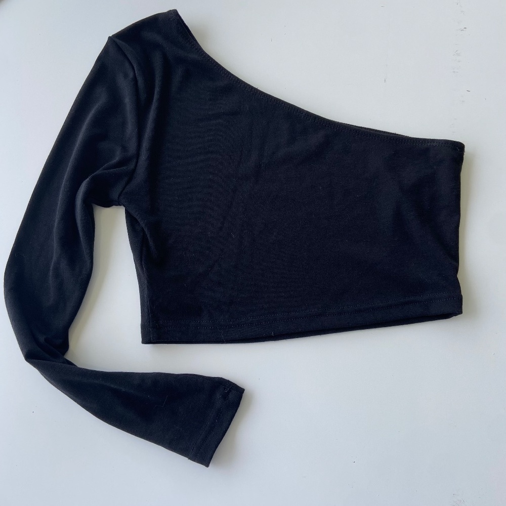 Black crop top one sleeve open shoulder Size Small